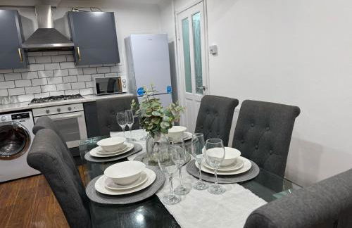 Stylish & Cosy Home in Bridgend with free parking - Photo 23