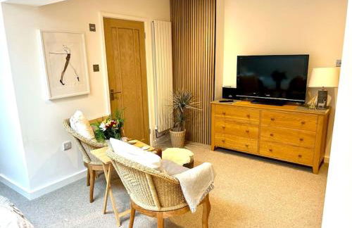 Relaxing private entrance ensuite room with stunning sea view and swimspa - Photo 5