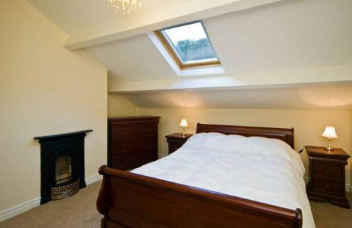 Sleeps 5 - 3 Bedrooms - walk to the square hosted Happy Valley cast - Foto 48