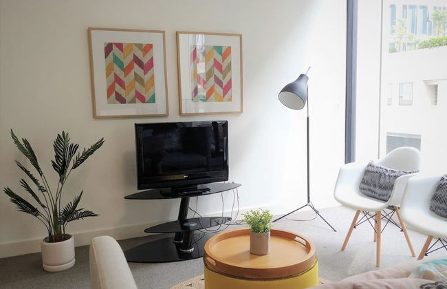 Luxury 1 Bedroom 1 Study With 1 Parking - Photo 1