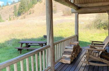 Tranquil Mountain Glamping Retreat: Stunning Log Cabin with a Hot Tub in Darby, MT - Foto 5