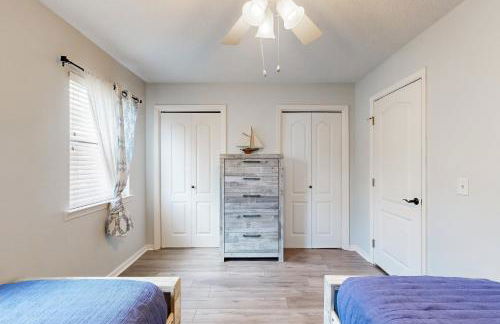 Inviting condo with an outdoor pool, washer/dryer, & AC - near the beach - Foto 16