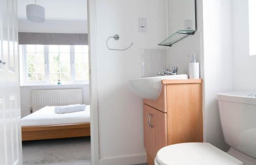 The Dakota - next to East Midlands Airport - Photo 14