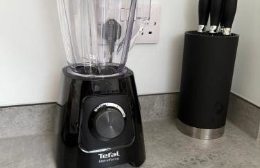 Central 2BR Home with Parking near Ferry - Foto 6