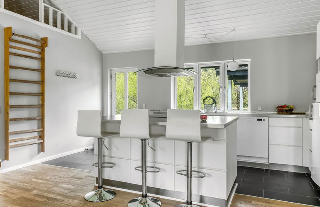 "Ellie" - 300m from the sea - Photo 7