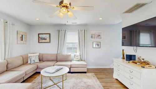 Updated three-story home with kayaks, bikes, & water views - great location - Foto 5