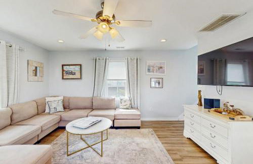 Updated three-story home with kayaks, bikes, & water views - great location - Foto 5