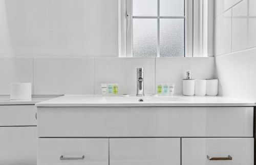 4 Bedroom House by Homestyles Hosts - Short Lets and Serviced Accommodation Islington - Private En-Suite - Foto 53