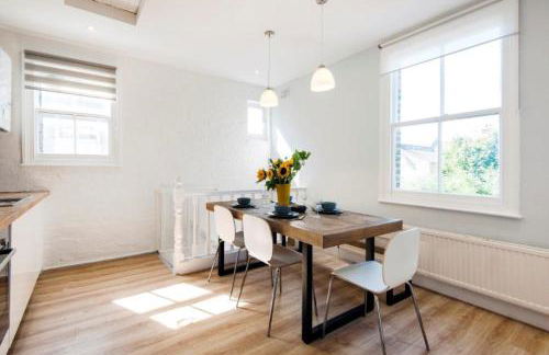 Modern Family Home in London Close to Amenities and Train - Foto 8