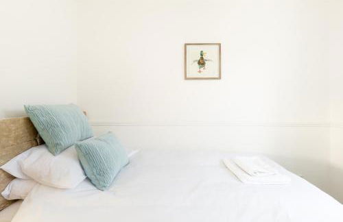 Drayton Manor House FREE parking - Photo 56