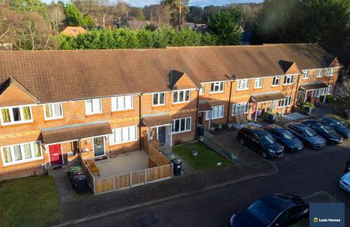 Camberley Spacious and Comfy 3 Bedroom Home, Next to Frimley Hospital with Parking - Foto 27