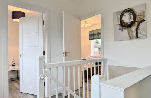 Modern 3 Bedroom Home - Free Driveway Parking - 6 Guests - Upstairs Bathroom and Downstairs WC - Foto 37