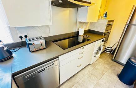 Inviting 2 Bed Guest House steps away from Ascot Racecourse 3 mins drive, 5 mins to Legoland, 12 mins to Windsor Castle Perfect for families & racegoers alike - Foto 13