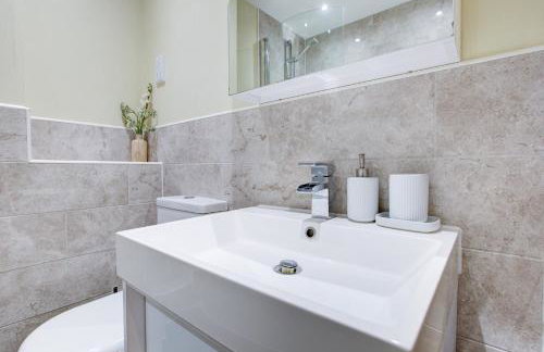 Spacious & Modern 2 Bed sleeps 5 in Walthamstow - Foto 17