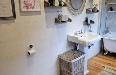 The Retreat 1 bed cabin in the woods - Foto 10