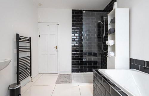 Cheadle village - Photo 13