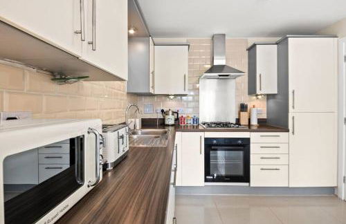 Radiant Retreat Ideal for LegoLand, Windsor, & LHR - Foto 20