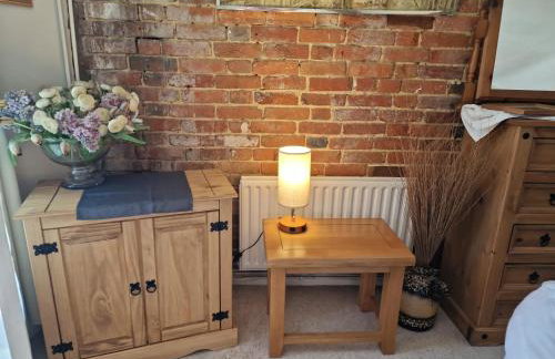 The Old Dairy, comfy 1 bedroom apartment with lounge,bathroom and kitchenette near town, pubs and walks - Photo 12