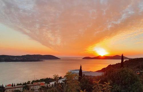 Apartment MARIO - veliki stan za odmor - terasa- vrt - bazen - pogled more, izoliran - Photo 39