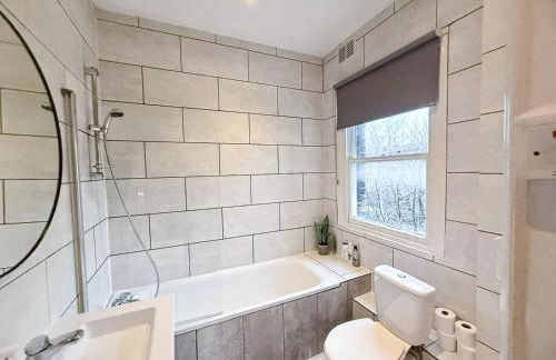 Stylish 2-Bedroom Apartment in Maida Vale near Little Venice & Paddington by NourNest Apartments - Foto 24