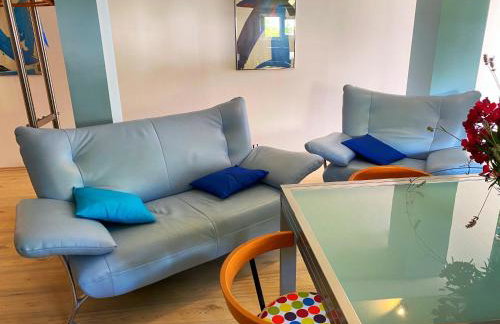 Modern Red & Blue Apartment - Photo 21