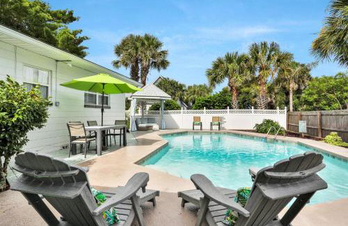 Beach house & backyard oasis with private pool - short walk to beach - Foto 23