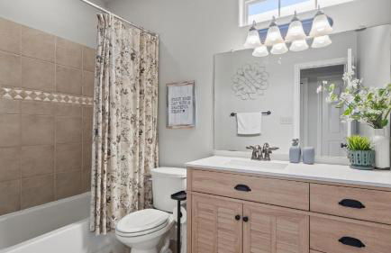 Upstay Spacious Home Duplex for Group of 17 - Photo 30