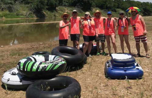 Stay on a 350-acre Cattle Ranch! Brazos River! Tubing! Petting zoo! - Foto 6