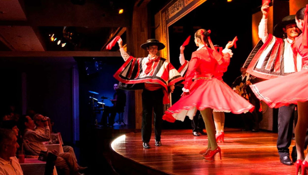 Cena con espectáculo folclórico