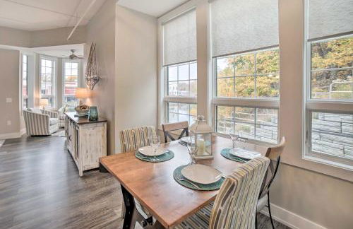 Luxe Manistee Condo with Balcony and River Views! - Foto 8