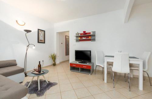 Apartment Susnjici 2 with Pool, Children Playground and Terrace - Photo 4