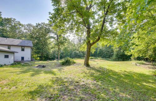 2 Mi to Cedar Lake Quiet Home with Fire Pit and Deck - Foto 28