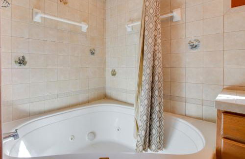 Walk to Lake Lampe Cabin with Fireplace and Deck! - Foto 13