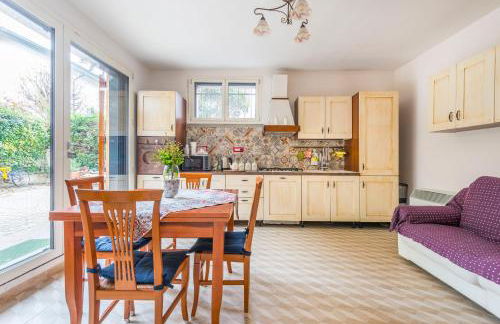 Piano Terra Moderno con Ampi Spazi e Luminosità - Foto 10