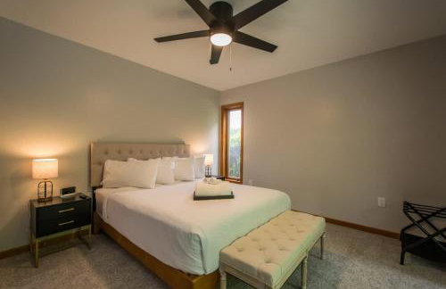 Mountain View 3BR with Sunroom, Close to Ski and Trails - Foto 21