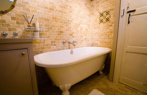 The Old House Apartment - Photo 17