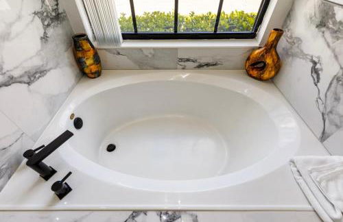 Orlando Retreat 5BR Pool and Spa Villa with Games Room and Mickey Themed Room - Foto 25