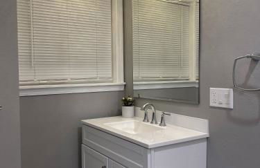 Airy Modern 2BR/2BA - Parking + Laundry + Sleep 6 - Foto 16