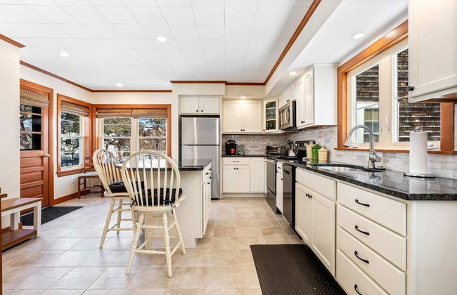 Bayview Beach Cottage For 4! - Photo 12