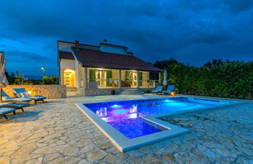 Holiday House Paula sa privatnim grijanim bazenom na mirnoj lokacija blizu mora - Foto 37