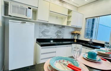 INCRIVEL FLAT 3 MINUTOS do CENTRO COM CHURRASQUEIRA E AR CONDICIONADO - Foto 2