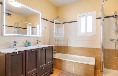 3 Bedroom Stunning Home In Coin - Photo 25