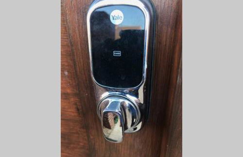 Bright, stylish Studio flat with Sky Sports - Photo 4