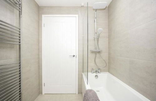 Yasmin's Townhouse - Sleeps upto 10, great for groups with FREE Parking - Hosted by Stay Host Save - Foto 24