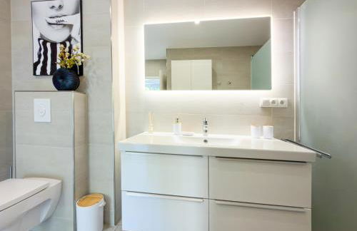 ImmoStay #3 - Penthouse mit zwei Balkonen & Seeblick, Parking & WiFi - Foto 74