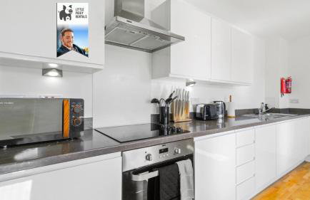 Luxury Balcony Penthouse with 4K TV and Soundbar - Foto 6