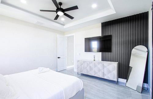 Luxurious Waterfront Home with Heated Pool and Jacuzzi - Foto 6