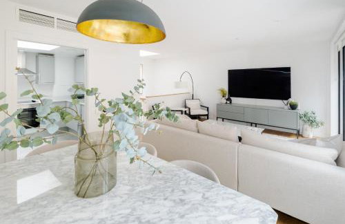 Luxury Central Mayfair Townhouse with A/C 3BR 3BA - Photo 32