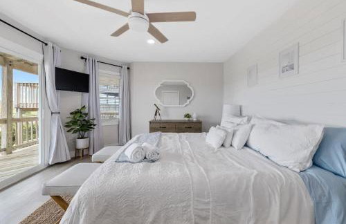 Elegant Updated Oceanfront Home with Pool & Hot Tub - Photo 56