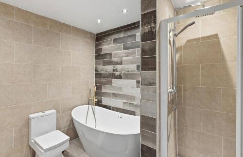 NEW Apartment with Pool Table and Parking Sleeps 7 - Foto 11